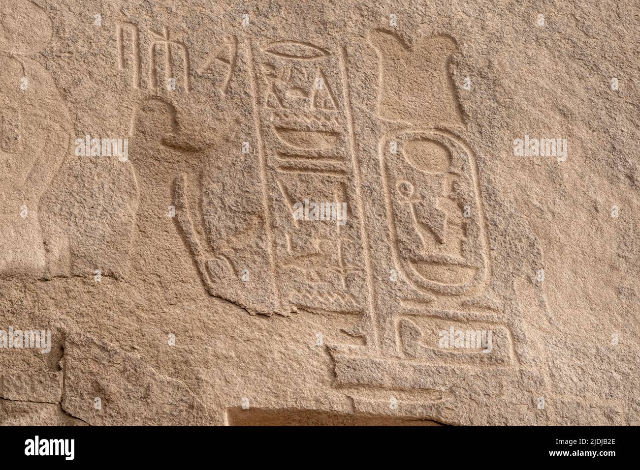 Inscripción de Amenhotep III en la roca de granito, río Nilo, Asuán Foto de stock