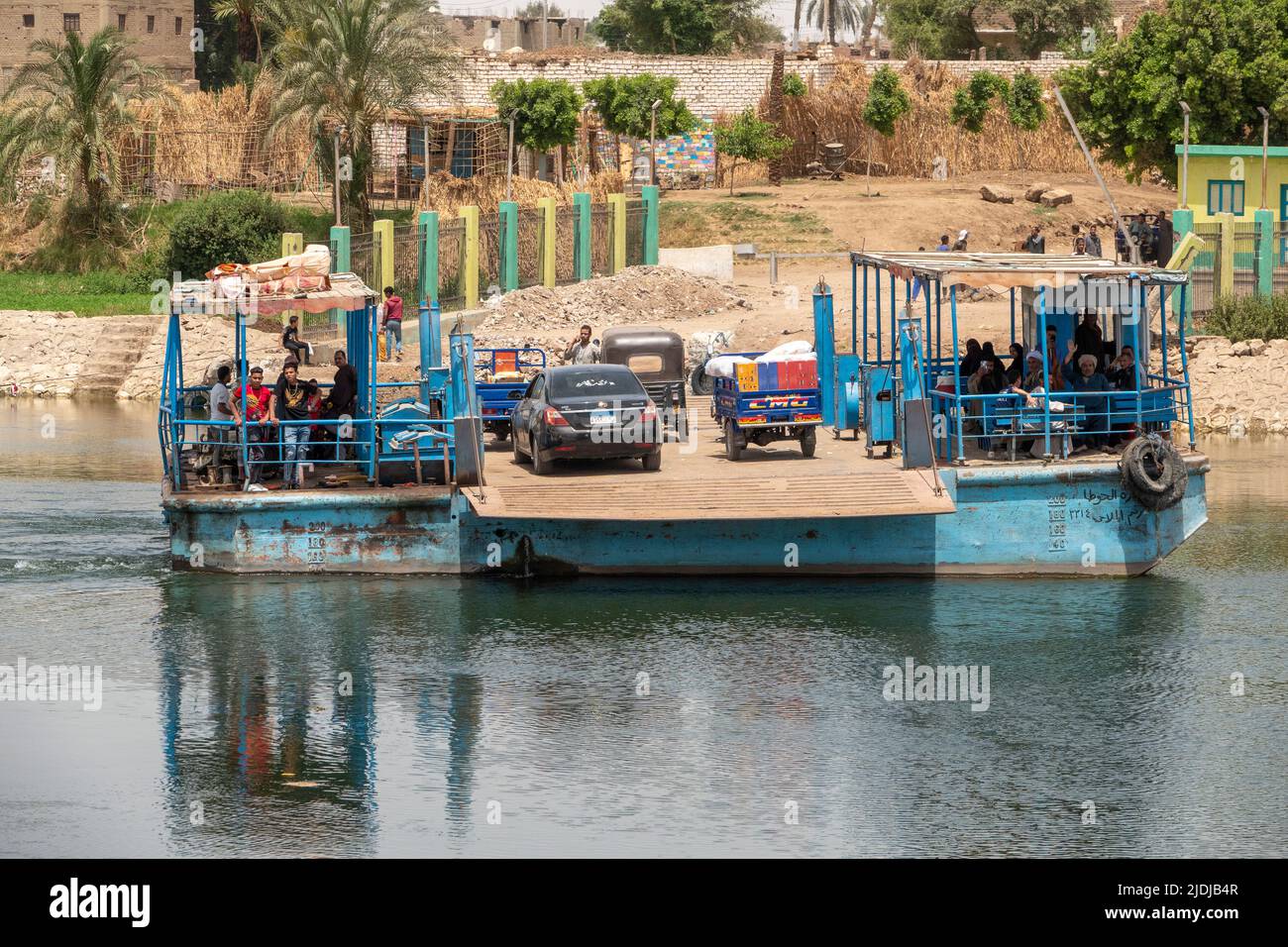 Ferry local cruzando el río Nilo, Egipto Foto de stock