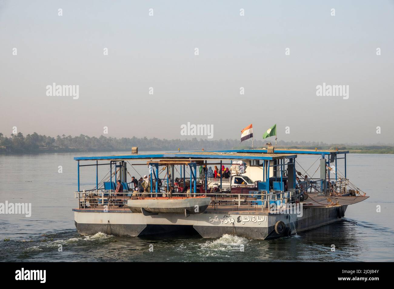 Ferry local cruzando el río Nilo, Egipto Foto de stock