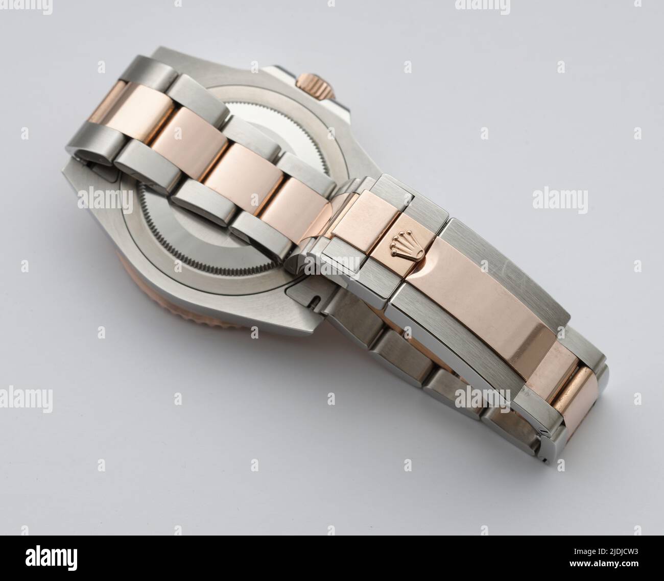 La espalda de un reloj de pulsera Rolex Oyster perpetuo fecha. GMT Master II . Pulsera de acero de ostra y Everose. Foto de stock