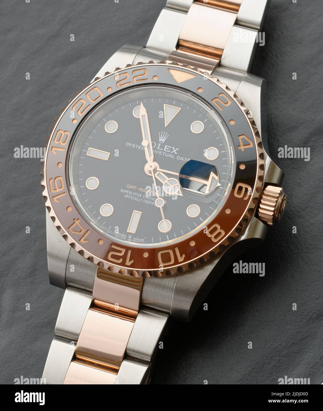 Un reloj de pulsera Rolex Oyster perpetuo fecha. GMT Master II . Pulsera de acero de ostra y Everose. Foto de stock