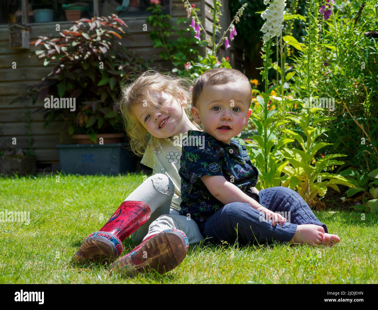 Hermano y hermana en el jardín, Devon, Reino Unido Foto de stock