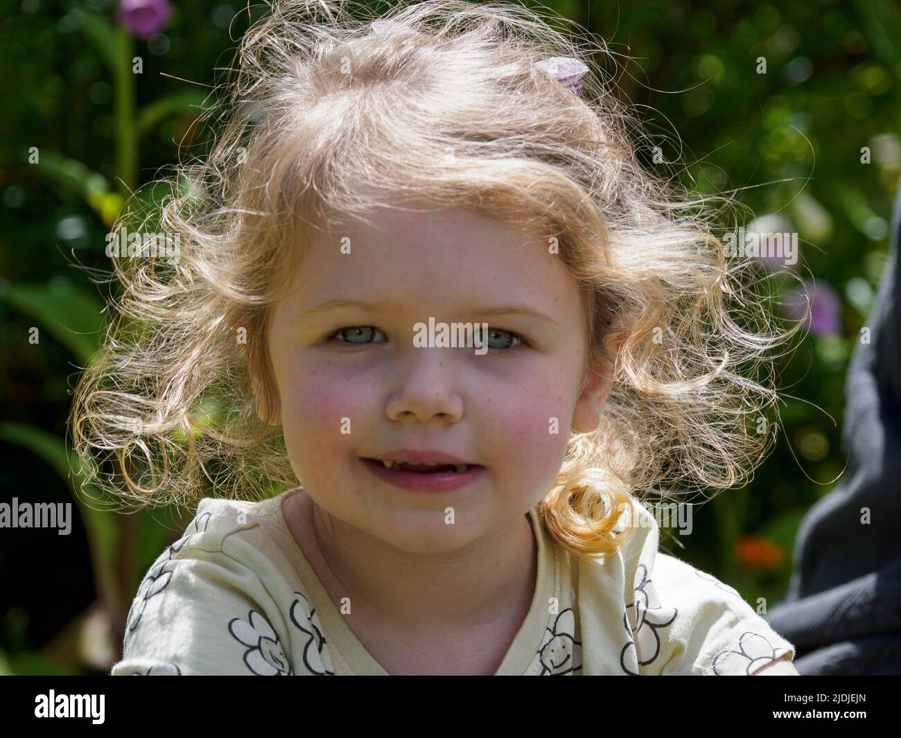 Retrato de una niña de cuatro años, Reino Unido Foto de stock
