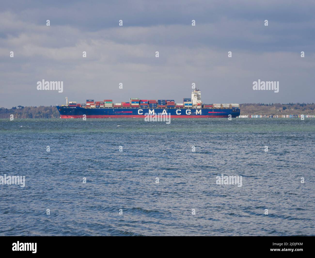 CMA CGM, buque contenedor Lamartine en el carril de transporte de Southampton a East Cowes, Hampshire Reino Unido Foto de stock