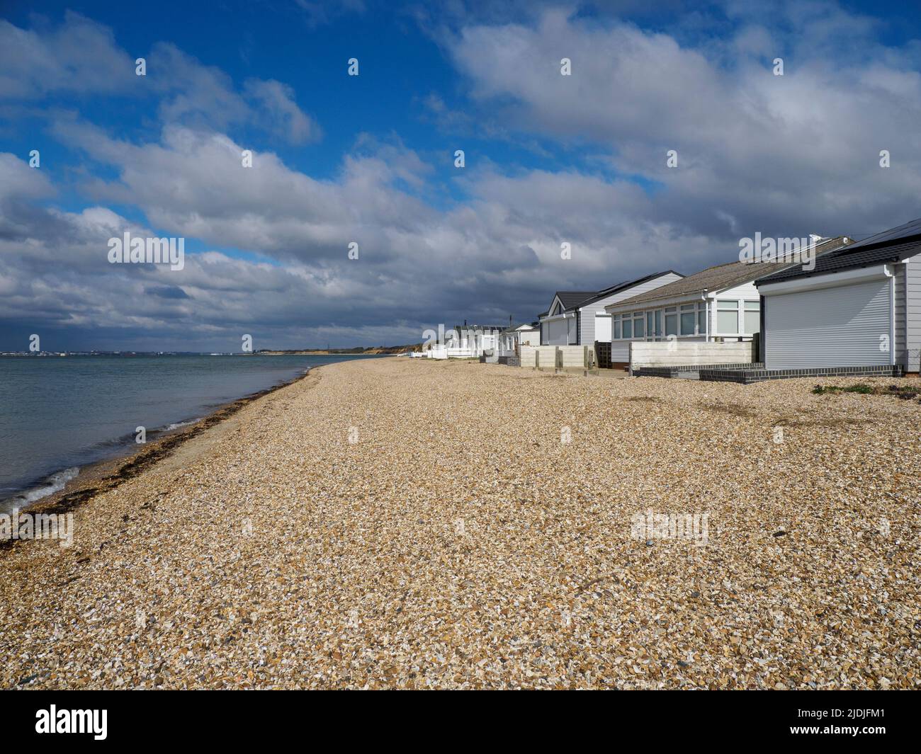 Chalets de playa en Meon Shore, Fareham, Hampshire, Reino Unido Foto de stock