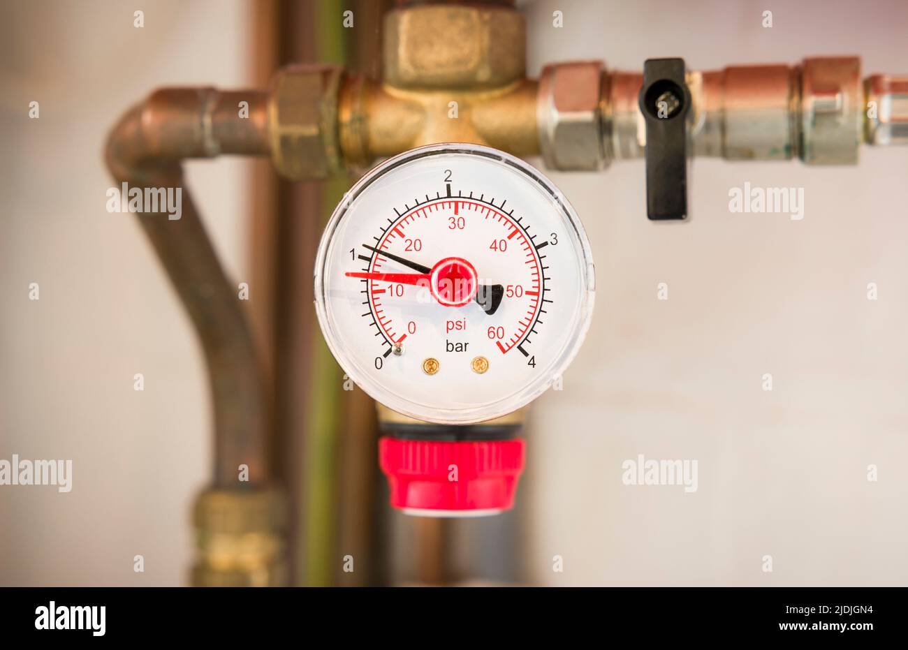 Manómetro en un sistema de calefacción central sellado en una casa del Reino Unido Foto de stock
