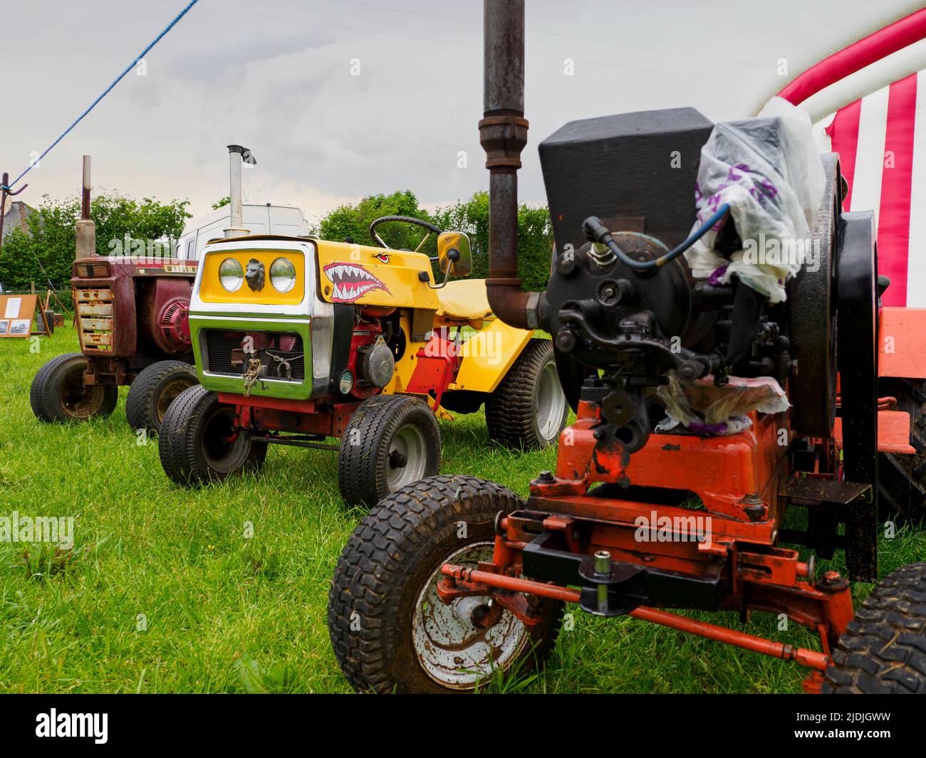 Una exhibición de tractores de jardín antiguos en el Rally de vapor y Vintage de Launceston, Cornwall, Reino Unido Foto de stock