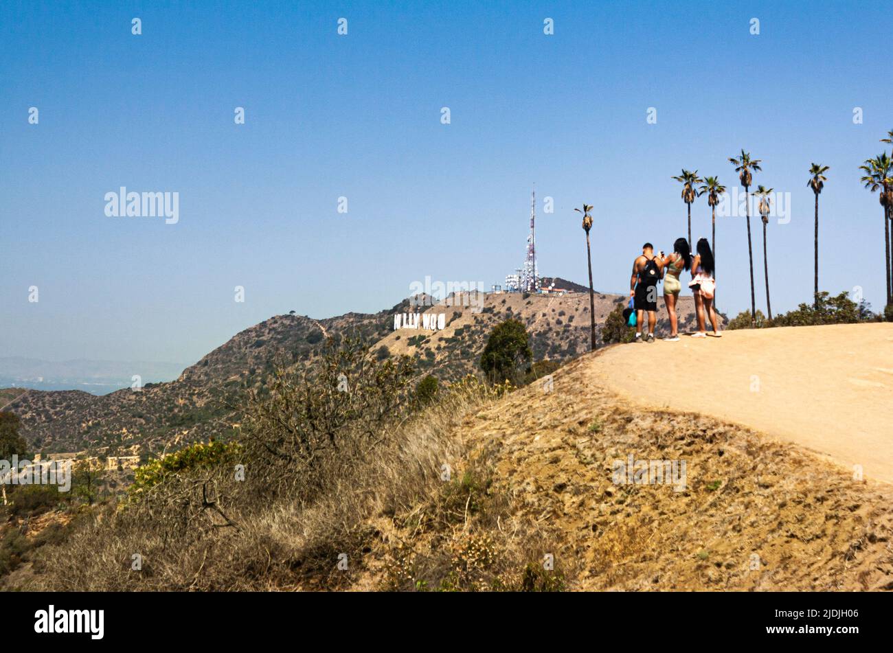 Los turistas delante del cartel de Hollywood Foto de stock