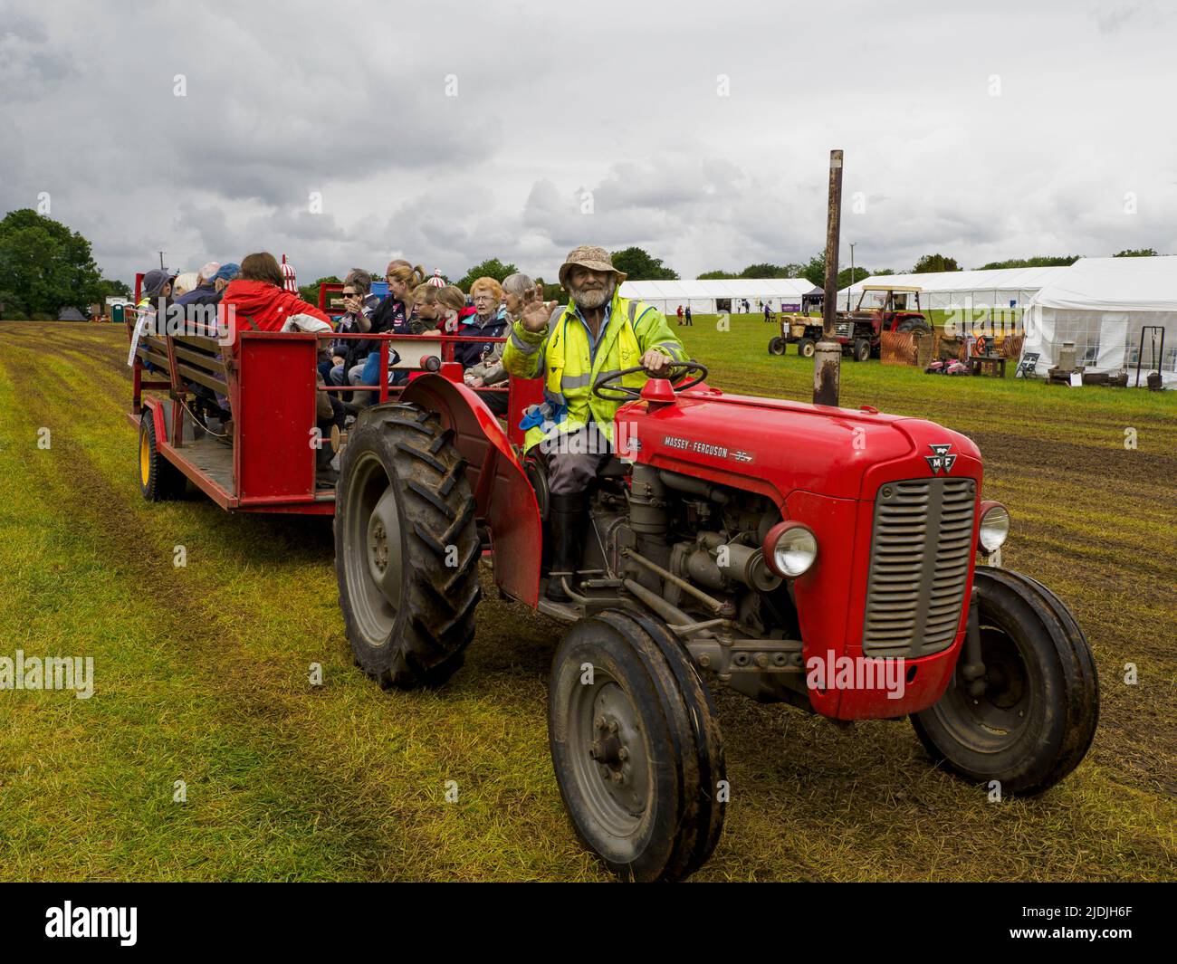 Paseo en tractor en el Rally de vapor y Vintage de Launceston, Cornwall, Reino Unido Foto de stock