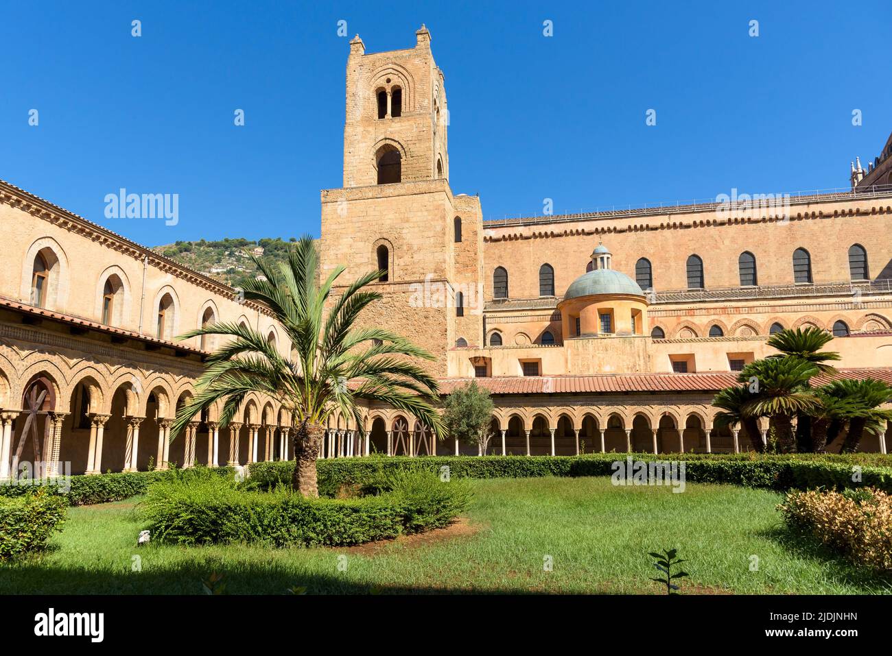 Patio y la torre del claustro benedictino al lado de la abadía de Monreale, Palermo, Italia Foto de stock