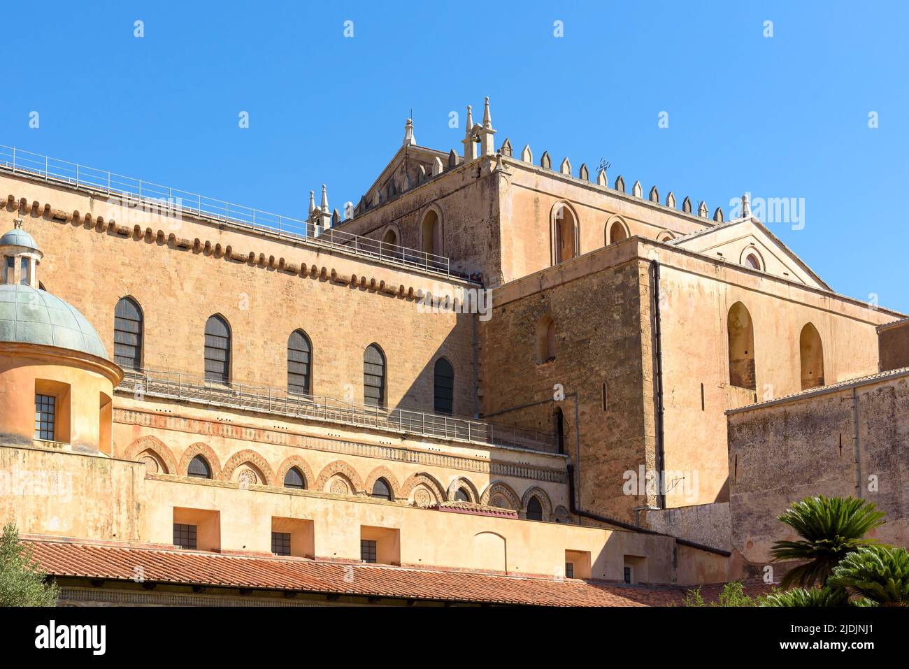 Vista de primer plano del claustro de la Abadía de Monreale, Palermo, Italia Foto de stock