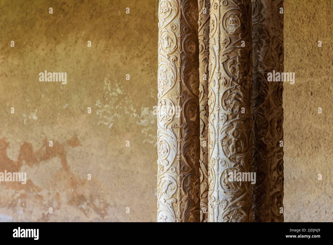 Cierre de columnas decoradas en el claustro de la Abadía de Monreale, Palermo, Italia Foto de stock