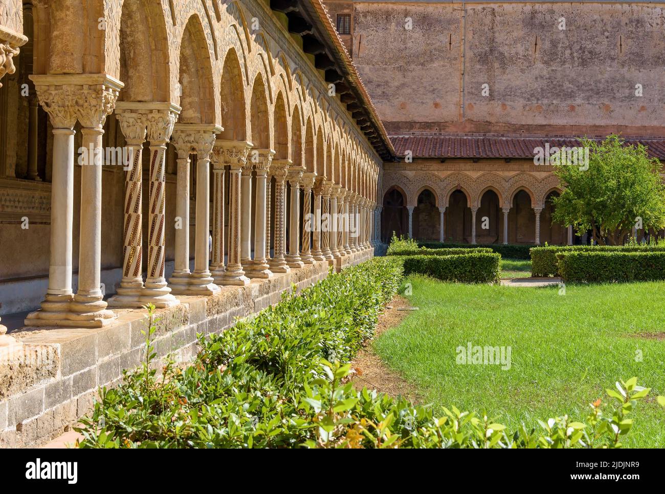 Columnas decoradas en el claustro de la Abadía de Monreale, Palermo, Italia Foto de stock