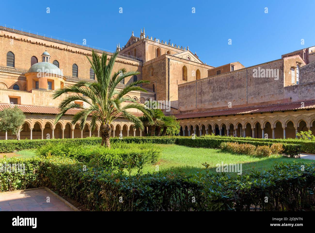 Patio del claustro benedictino junto a la abadía de Monreale, Palermo, Italia Foto de stock