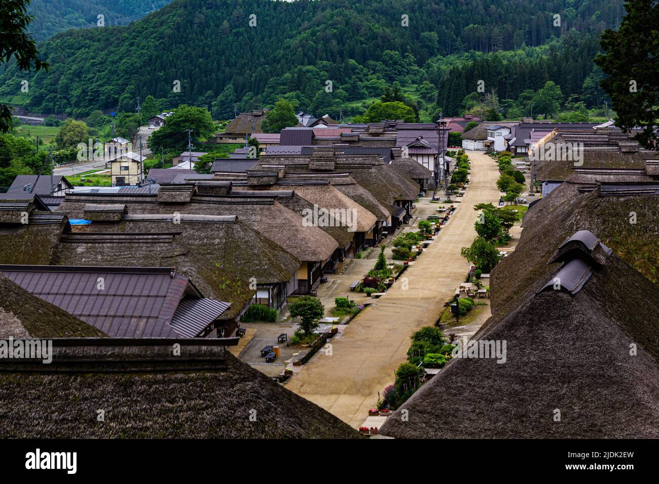 Ouchi-juku prosperó como ciudad de correos en una importante carretera que conecta la ciudad de Aizu Wakamatsu y Nikko durante el período Edo. Incluso hoy en día, las casas privadas WIT Foto de stock
