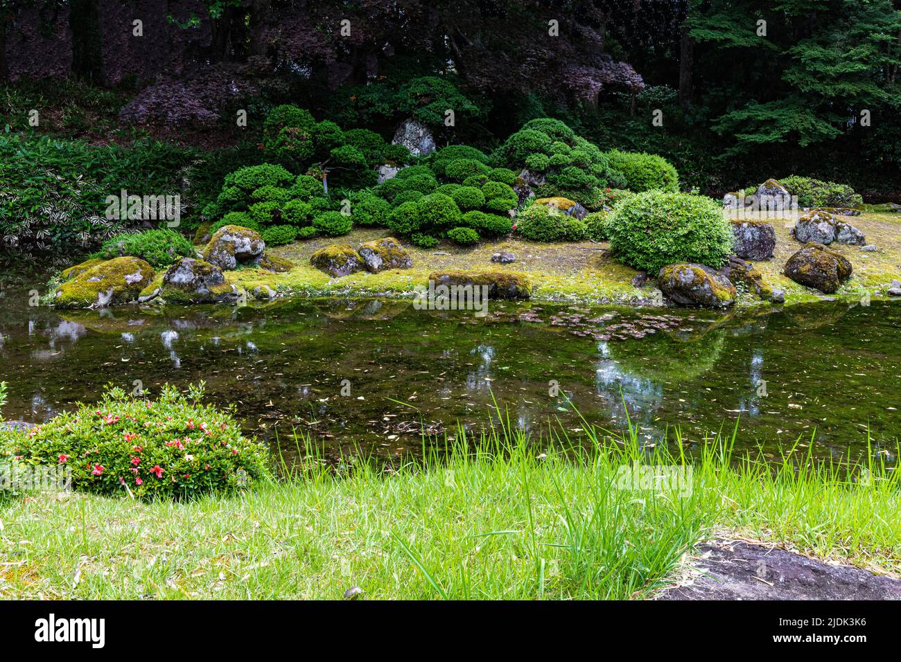 Kozenji es un templo construido por Mogami Yoshiaki. En las precintos, hay un cementerio de Mogami Yoshiaki y un jardín estanque - un lugar escénico designado b Foto de stock