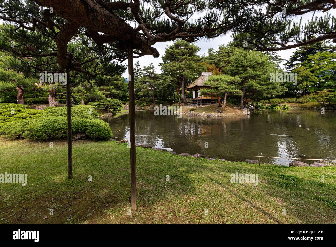 El jardín Oyakuen fue construido por los señores feudales de Aizu - éstos eran jardines medicinales para el dominio de Aizu. Su nombre deriva de la garde estilo de circuito Foto de stock