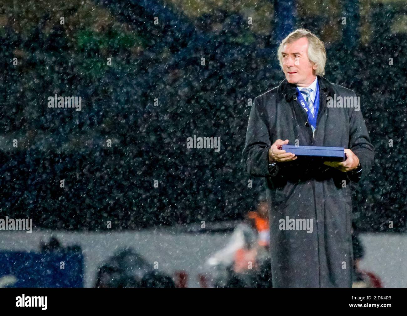 El legendario portero de Irlanda del Norte Pat Jennings recibió el premio de la UEFA en el campo de fútbol Foto de stock