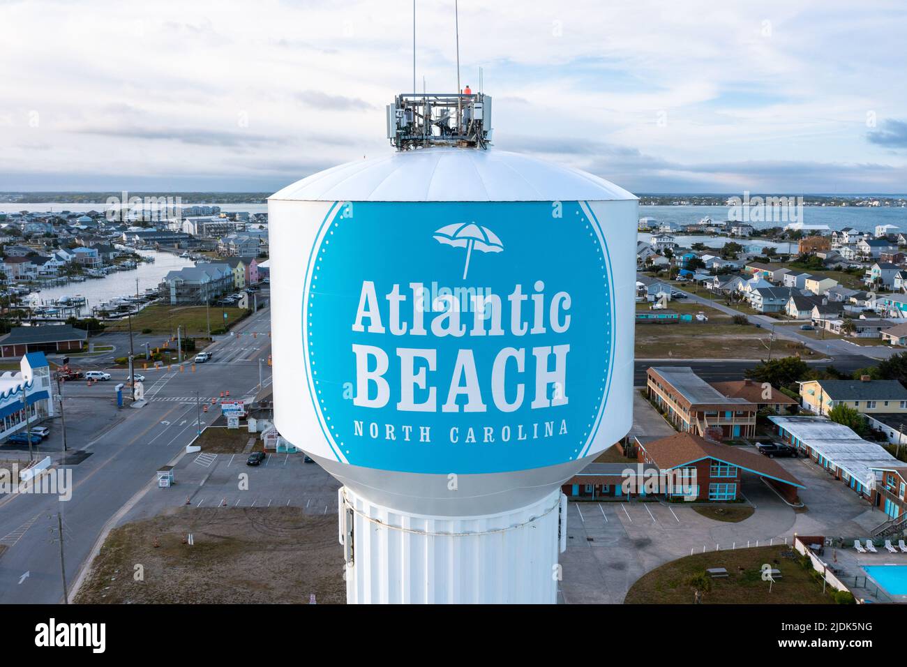 Atlantic Beach Carolina del Norte - Mayo 12 2022: Vista aérea de la torre de agua de Atlantic Beach mirando hacia el oeste Foto de stock