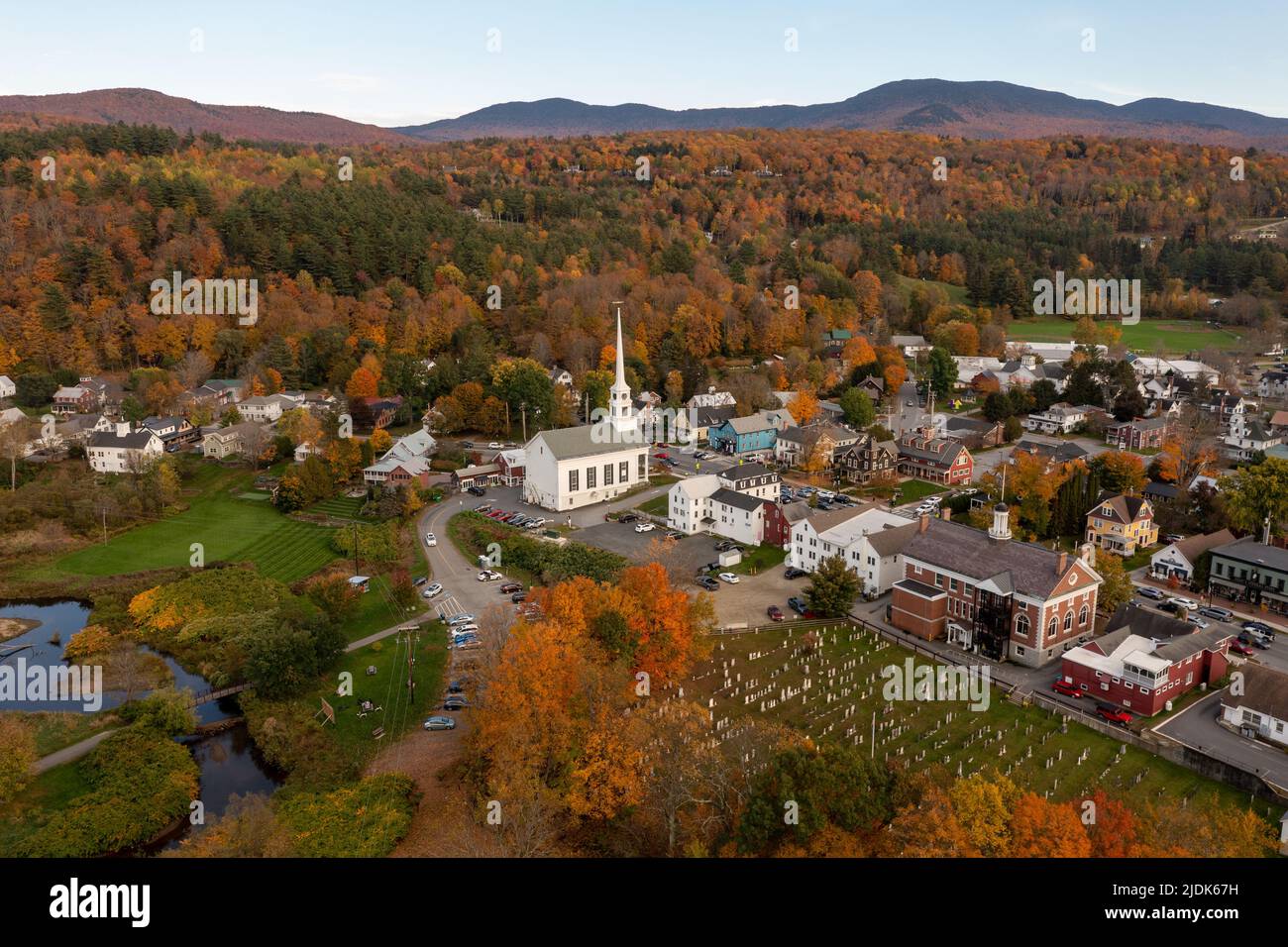 Stowe, Vermont - 12 de octubre de 2021: Iglesia Comunitaria Blanca en la famosa ciudad de esquí de Stowe en Vermont durante el otoño. Foto de stock