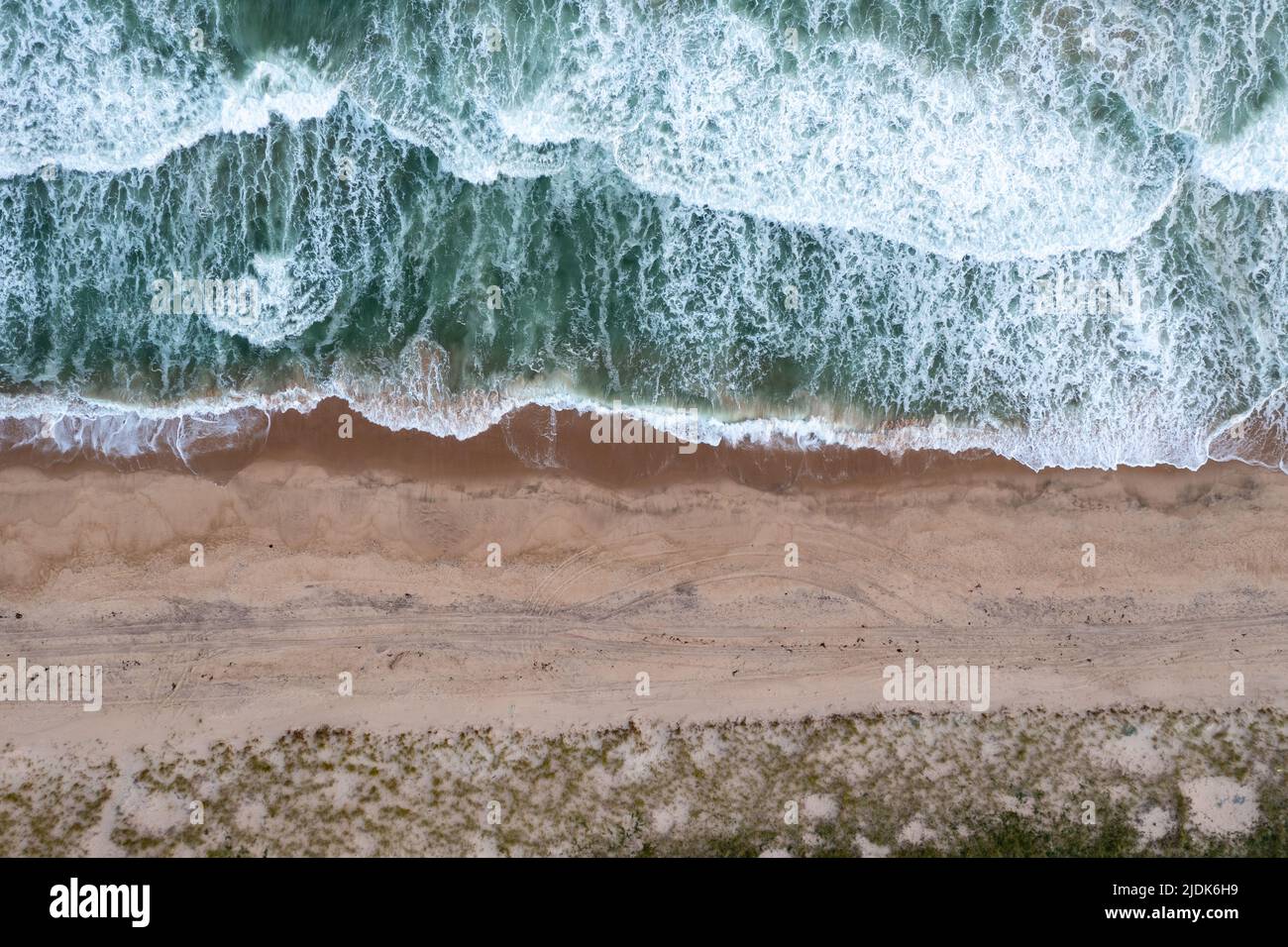 Olas rompiendo a lo largo de la playa de Amagansett en Long Island, Nueva York. Foto de stock