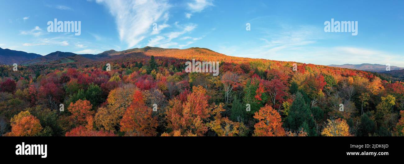 Vista panorámica de la caída pico del follaje en Smugglers Notch, Vermont. Foto de stock