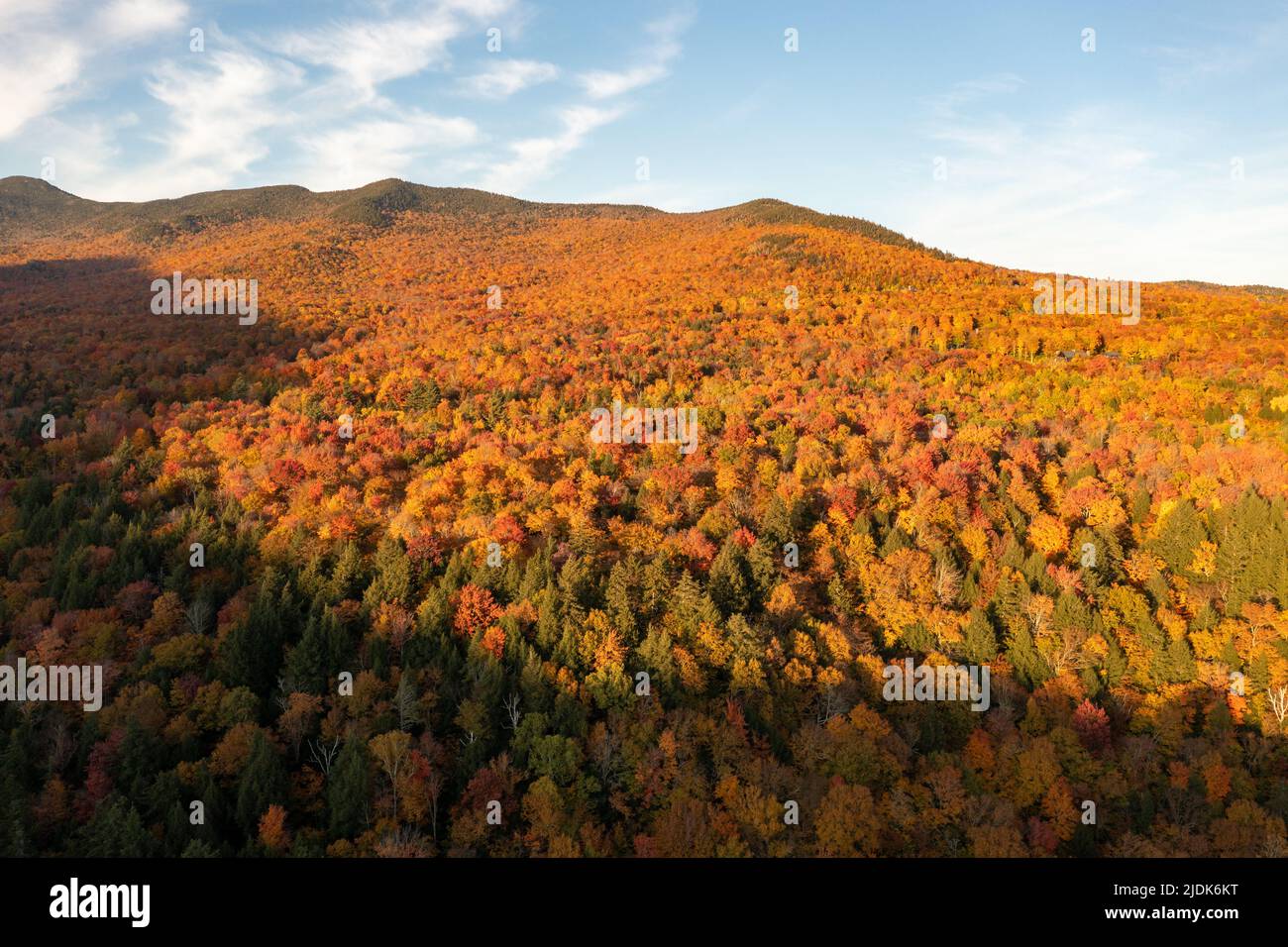 Vista panorámica de la caída pico del follaje en Smugglers Notch, Vermont. Foto de stock