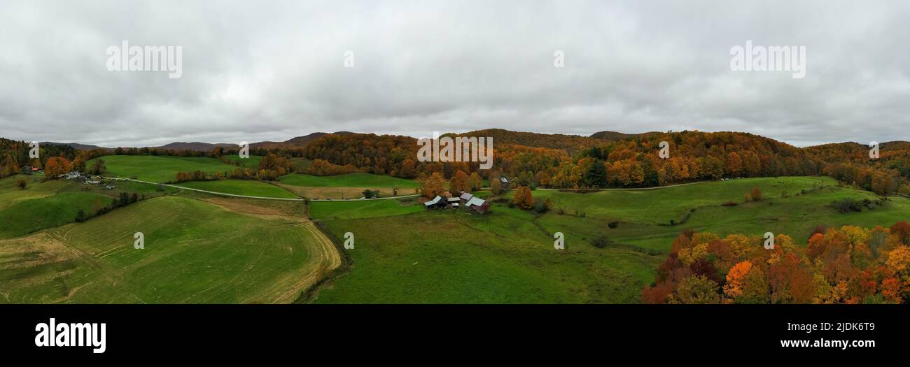 Vista panorámica de una granja rural en otoño en Vermont. Foto de stock