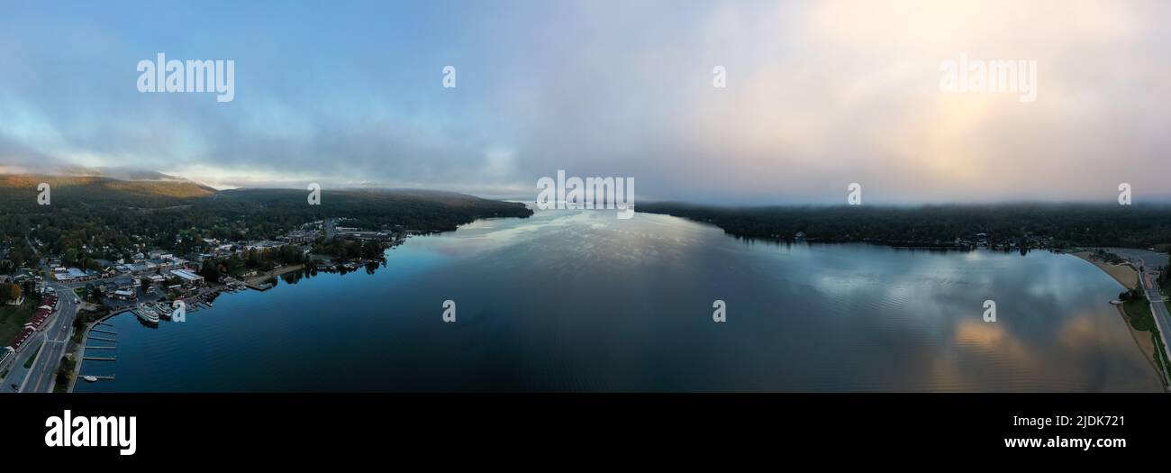 Vista panorámica de la bahía en Lake George, Nueva York al amanecer. Foto de stock
