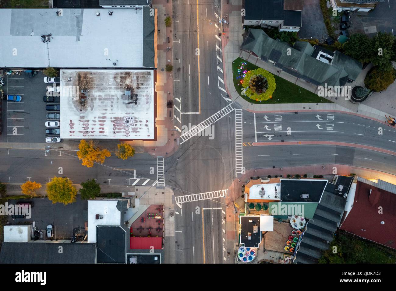 Vista aérea de una intersección de calles en la ciudad de Lake George, Nueva York a primera hora de la mañana. Foto de stock