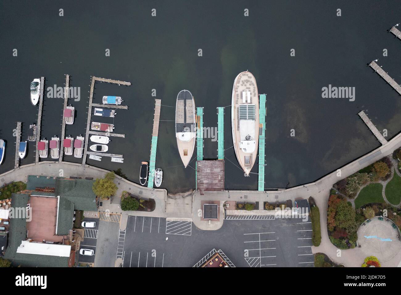 Vista aérea de la ciudad de Lake George, Nueva York a primera hora de la mañana. Foto de stock