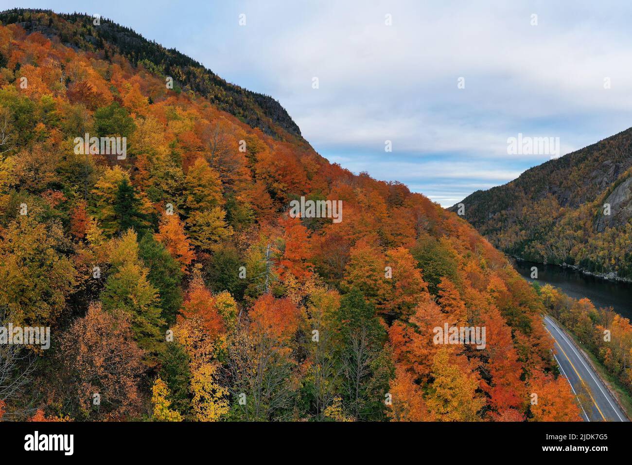 Follaje pico de otoño en Keene, Nueva York por Cascade Lake. Foto de stock