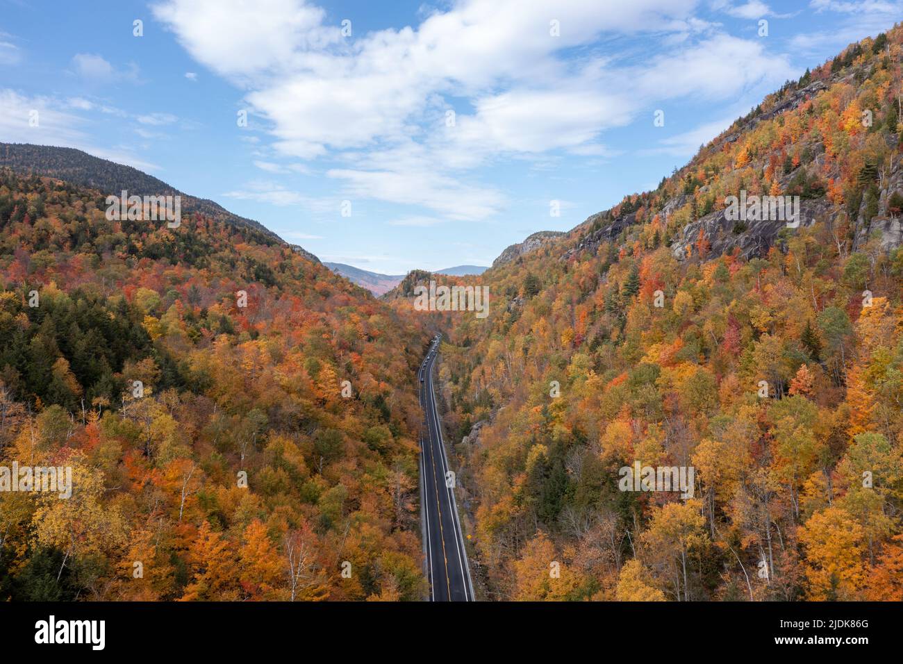Vista aérea del follaje pico del otoño en Keene, Nueva York en el interior del estado de Nueva York. Foto de stock