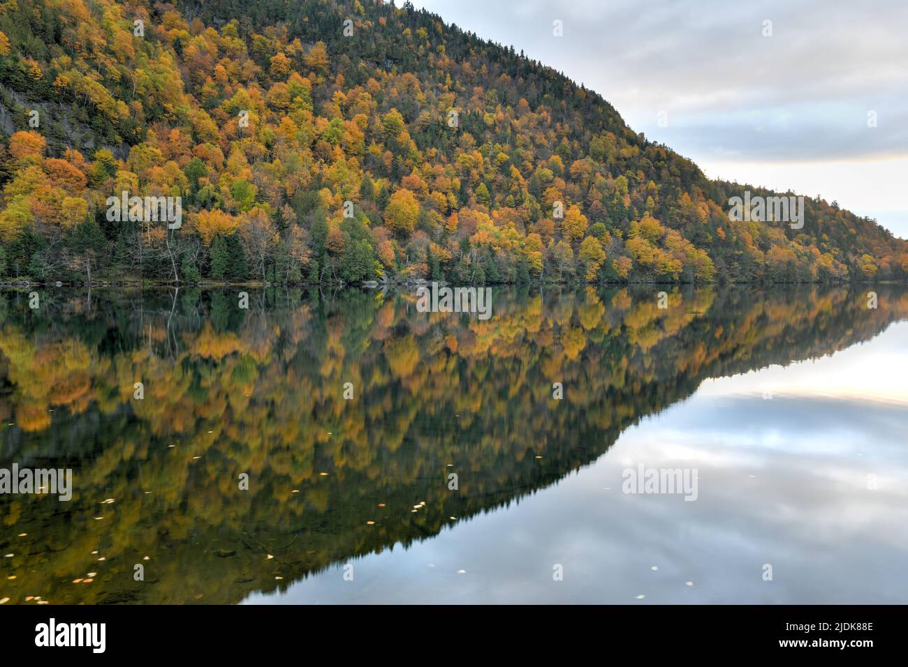 Pico follaje de otoño en Keene, Nueva York por Cascade Lake al atardecer. Foto de stock