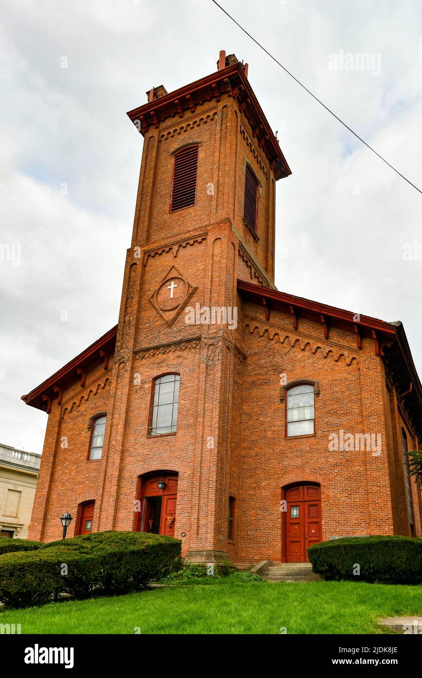 Edificio histórico de ladrillo de la Primera Iglesia Reformada en Catskill, Nueva York Foto de stock