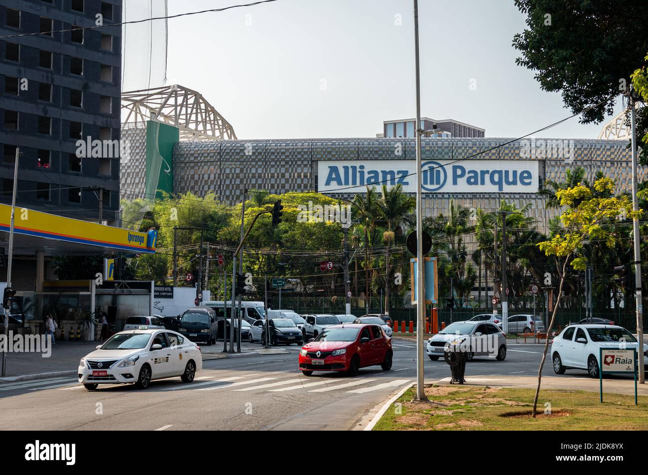 Vista parcial del estadio Allianz Parque (hogar del club de fútbol Palmeiras) desde la plaza Marrey Junior bajo el soleado cielo azul claro en un día normal. Foto de stock