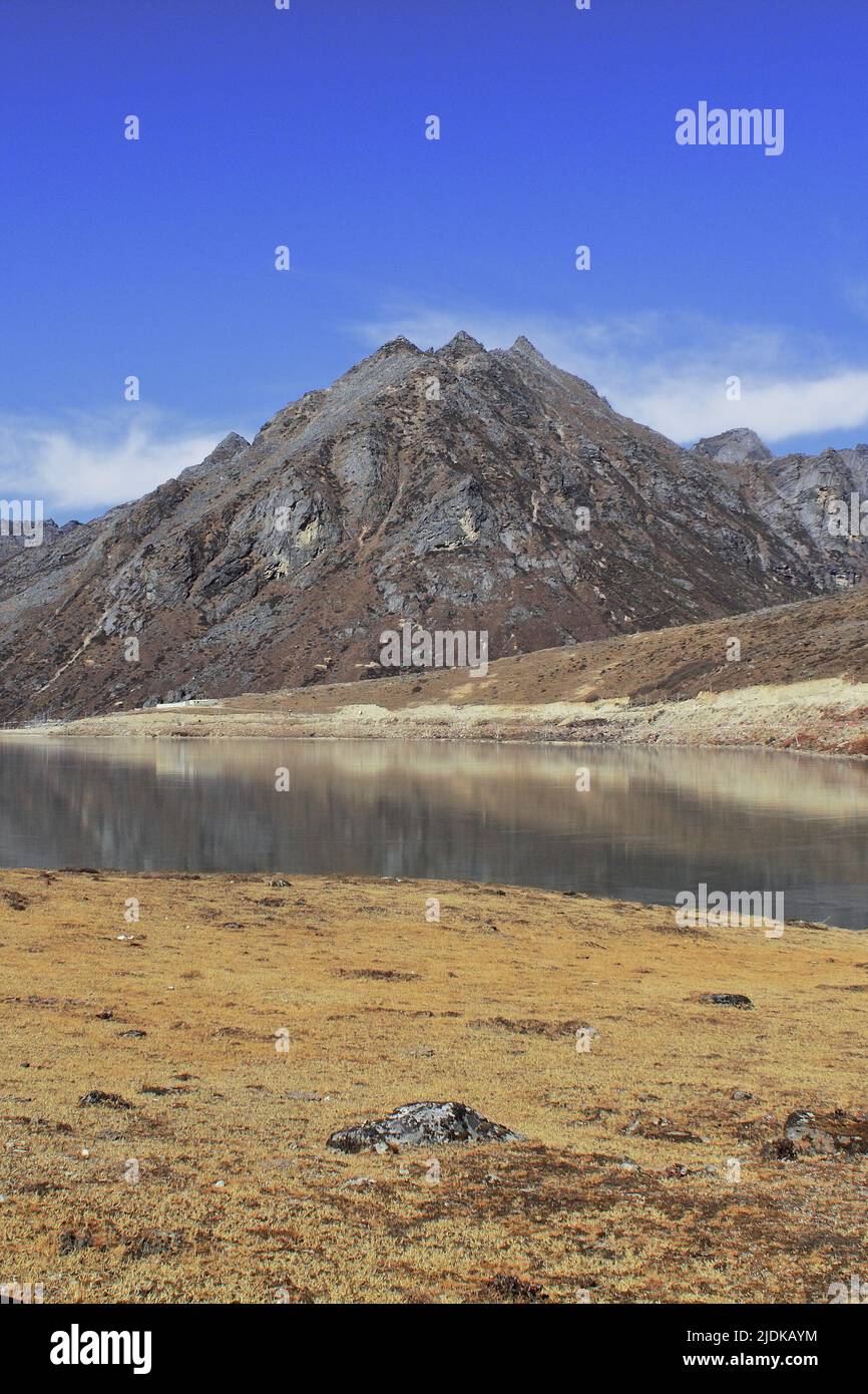 vista panorámica del lago sela con pico de montaña del himalaya y cielo azul en el fondo cerca de la estación de la colina tawang en arunachal pradesh, noreste de india Foto de stock