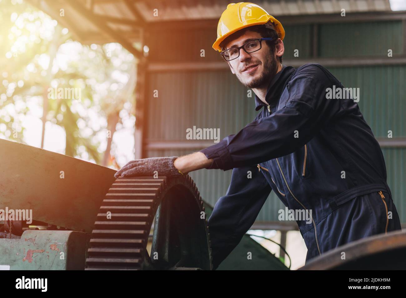 Trabajador feliz, retrato sonrisa guapo trabajo con cinturón de  herramientas de traje de seguridad y hombre de servicio de radio en  fábrica.