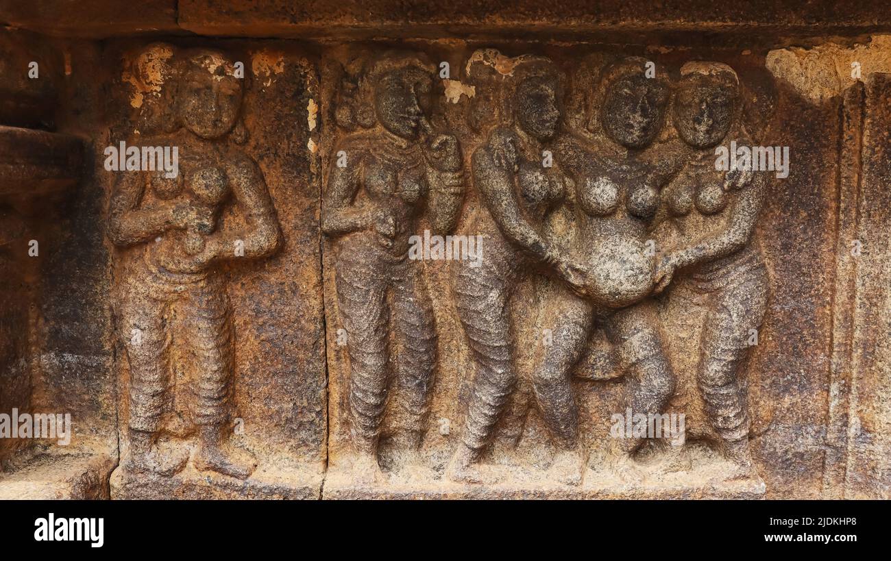 Escultura de mujeres que ayudan a una mujer embarazada, Templo de Airavatesvara, Darasuru, Kumbakonam, Tamilnadu, India. Foto de stock