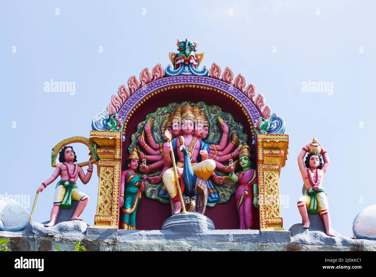 Estatua del dios Shri Murugan en la entrada del templo Murugan, aldea de Panpoli, Tenkasi, Tamilnadu, India. Foto de stock
