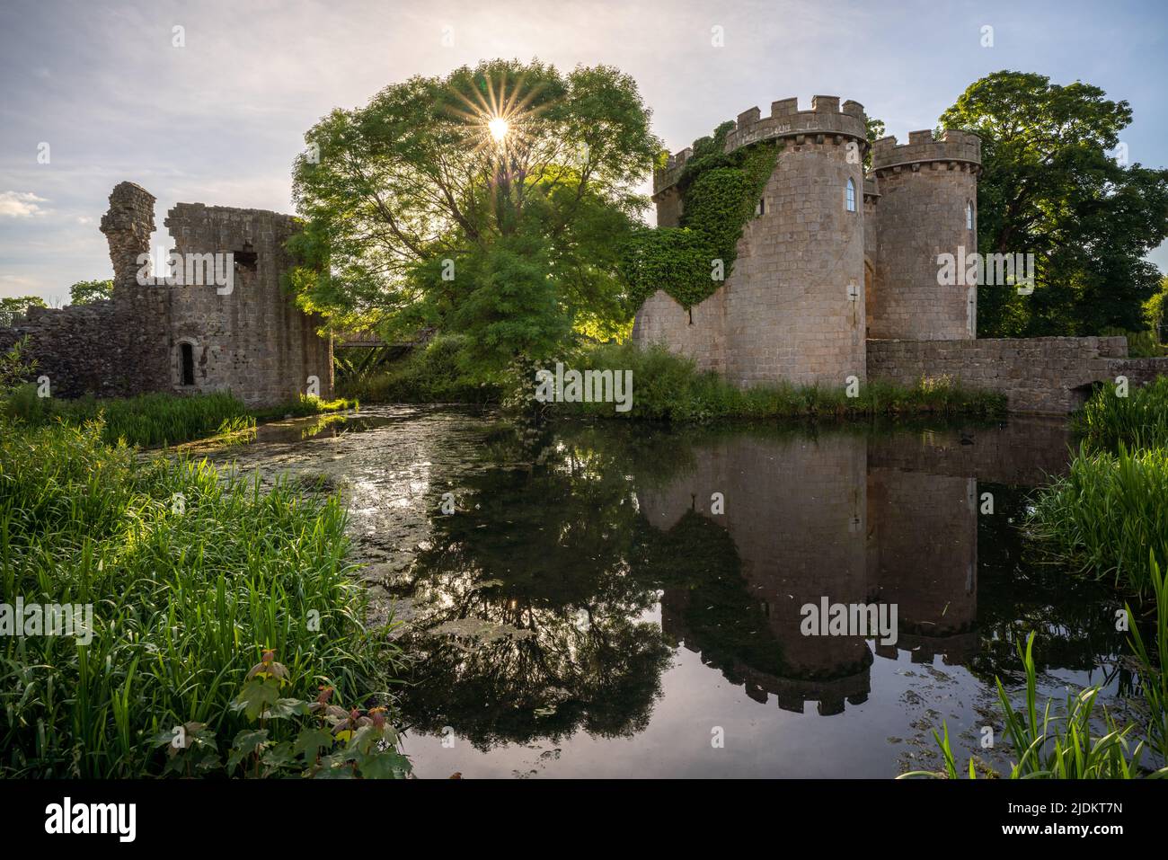 Fotografía nocturna del Castillo de Whittington en Shropshire, Inglaterra Foto de stock