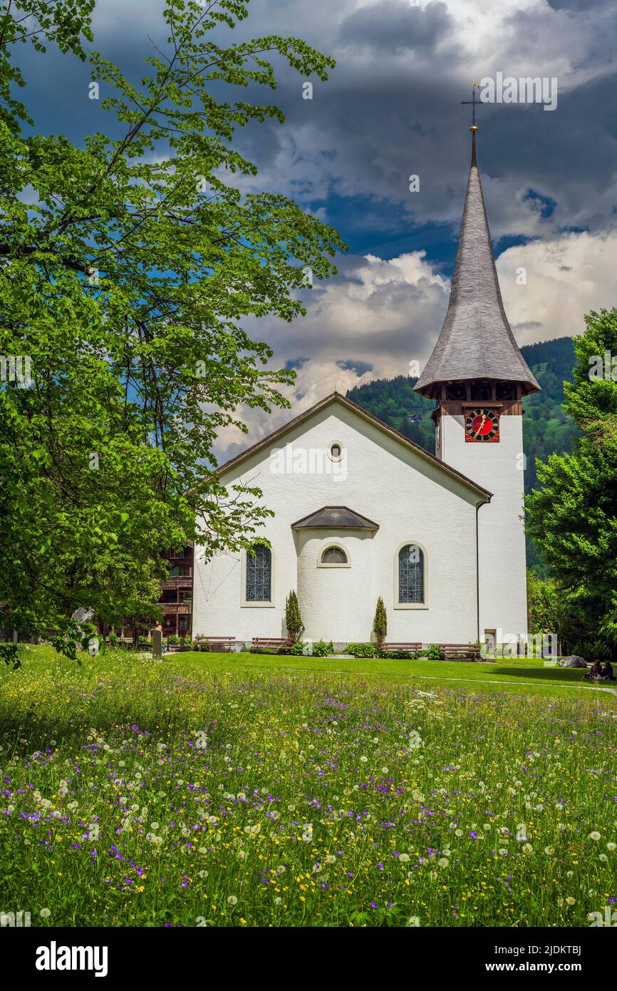 Iglesia de la aldea, Lauterbrunnen, Cantón de Berna, Suiza Foto de stock