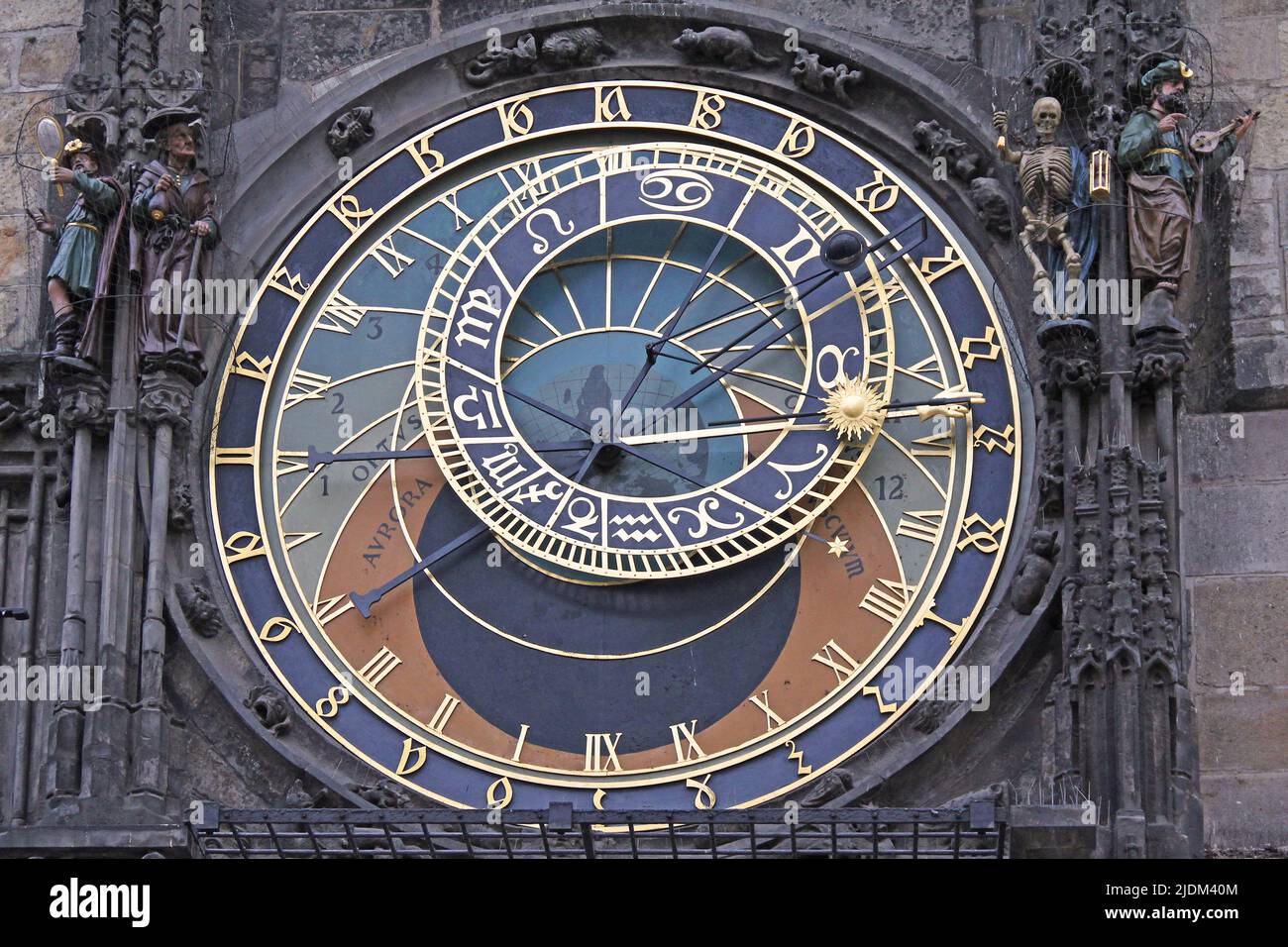 PRAGA, CHECO - 23 DE ABRIL de 2012: Este es el dial astronómico del Reloj Astronómico medieval de Praga. Foto de stock