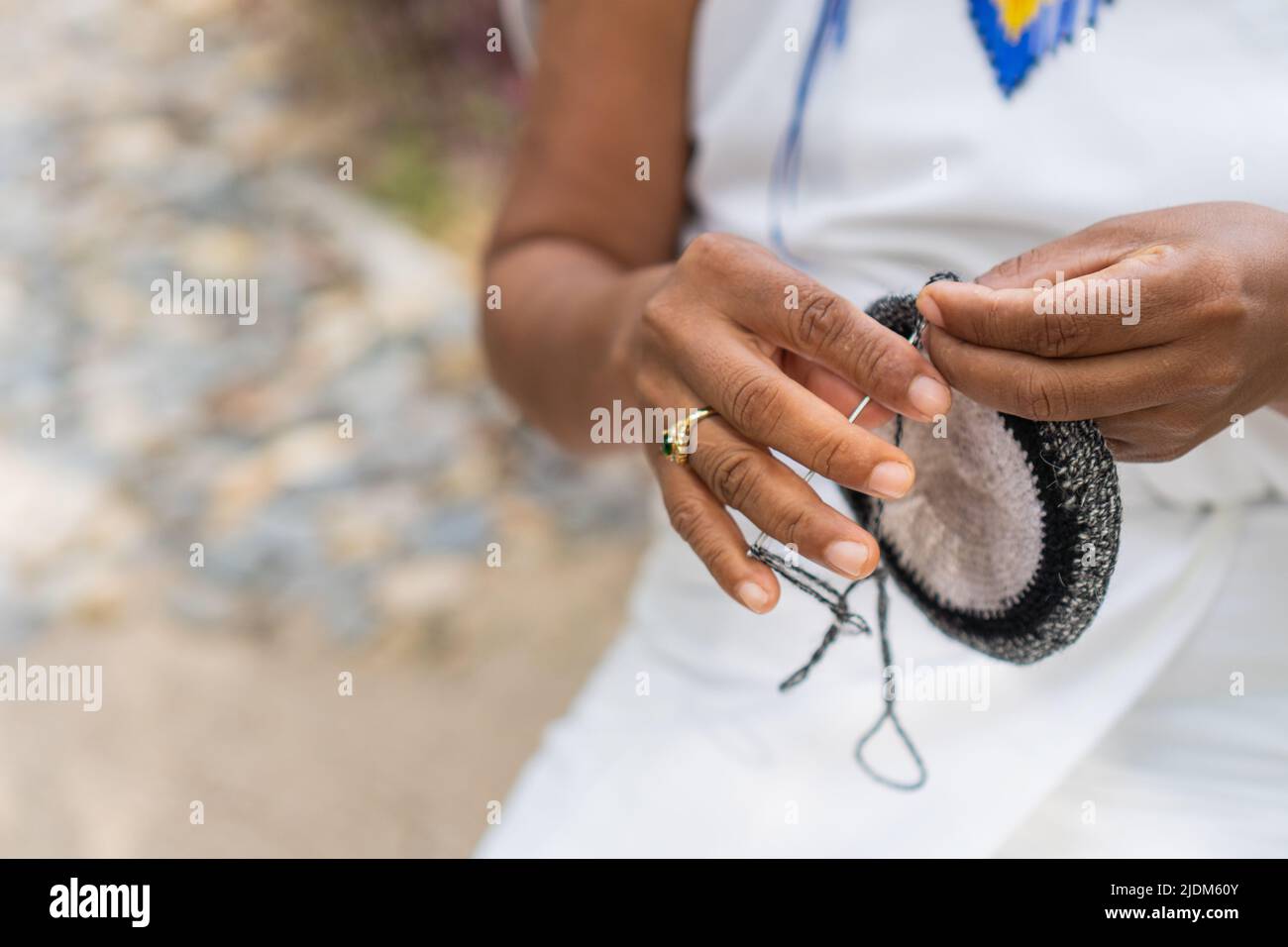 Tejedor colombiano irreconocible en tradicional. Precioso primer de las manos una mujer en la Sierra Nevada de Santa Marta hecho a mano Fotografía de stock -