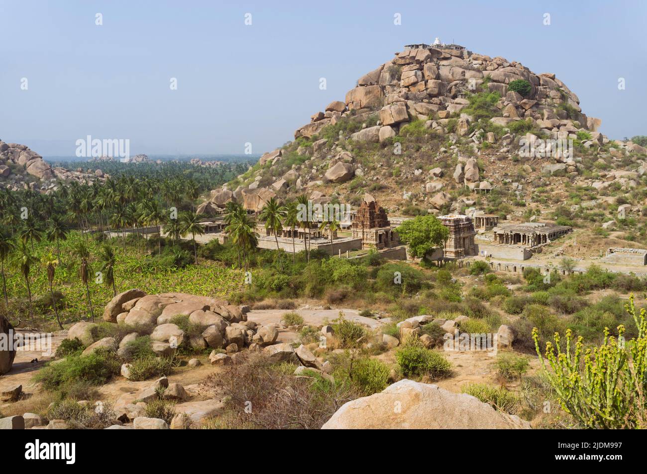 Hampi, Karnataka, India: Ruinas del templo Achyutaraya del siglo 16th al pie de la colina Matanga (templo Veerabhadra en la cima) Foto de stock