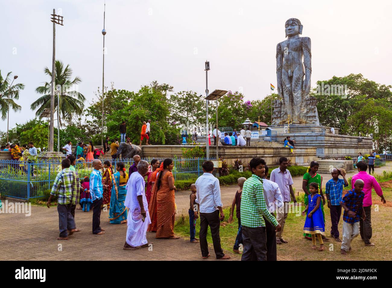 Dharmasthala, Karnataka, India : Los peregrinos se encuentran al atardecer junto a la estatua monolítica de Bahubali (Gomateshwara), de 12 m de altura, en la colina de Ratnagiri. Mucho Foto de stock