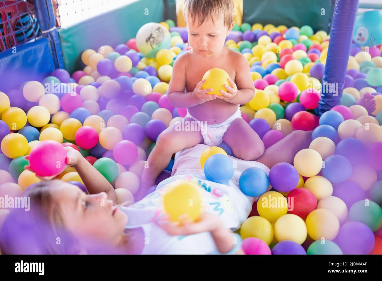 Parque infantil cubierto con pozo de bolas fotografías e imágenes de alta  resolución - Página 2 - Alamy