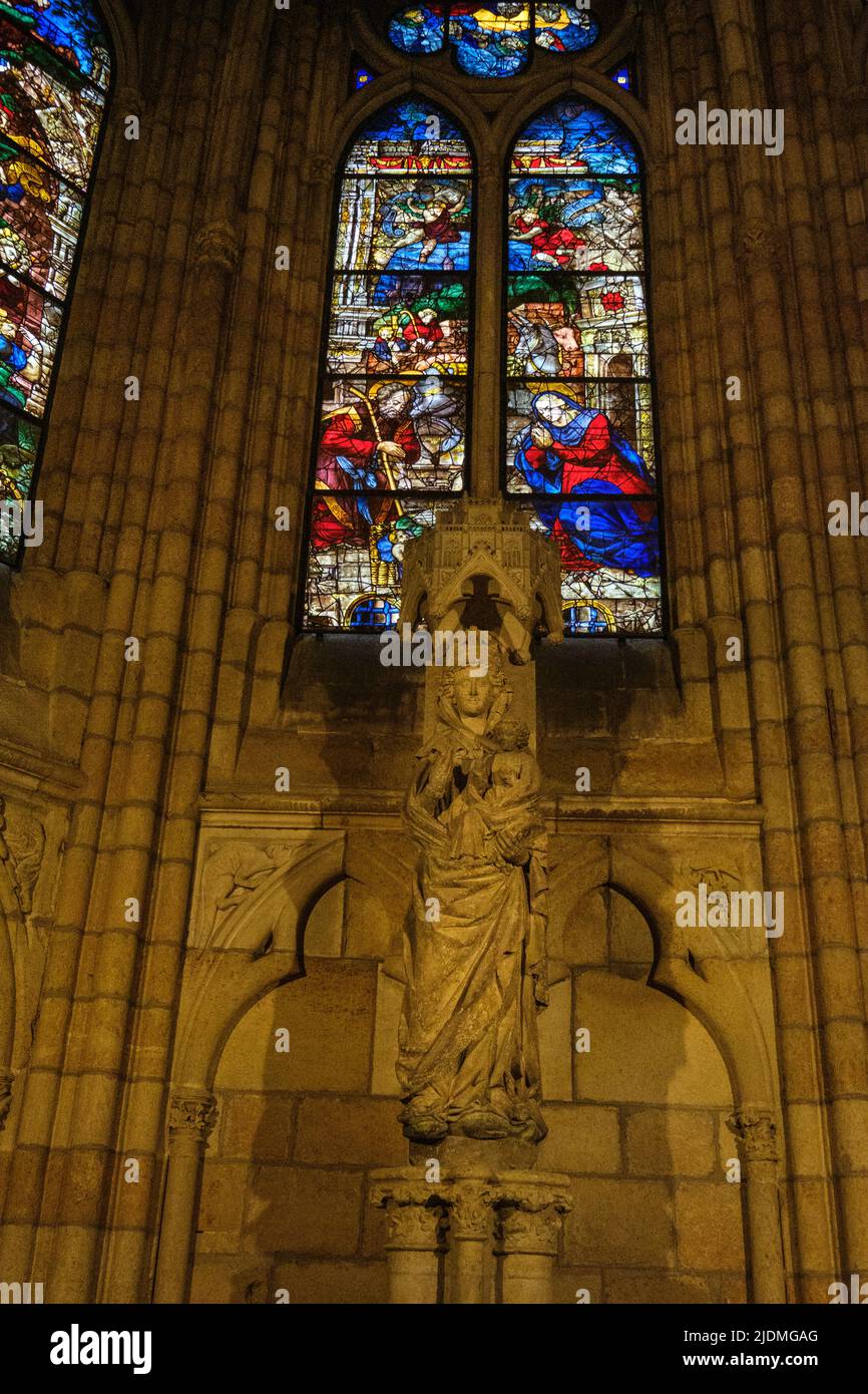 España, León, Castilla y León. Vidrieras en la Catedral de Santa María. Gótico, siglo 13th. Foto de stock
