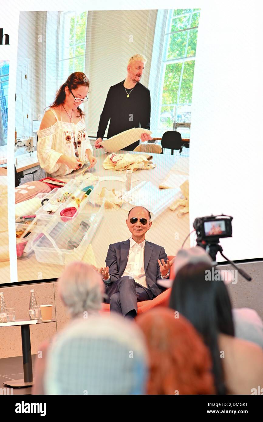 Jimmy Choo y su esposa e hija asisten a la Graduate Fashion Week 2022 en Coal Drops Yard, King Cross, Londres, Reino Unido. - 22 de junio de 2022. Foto de stock