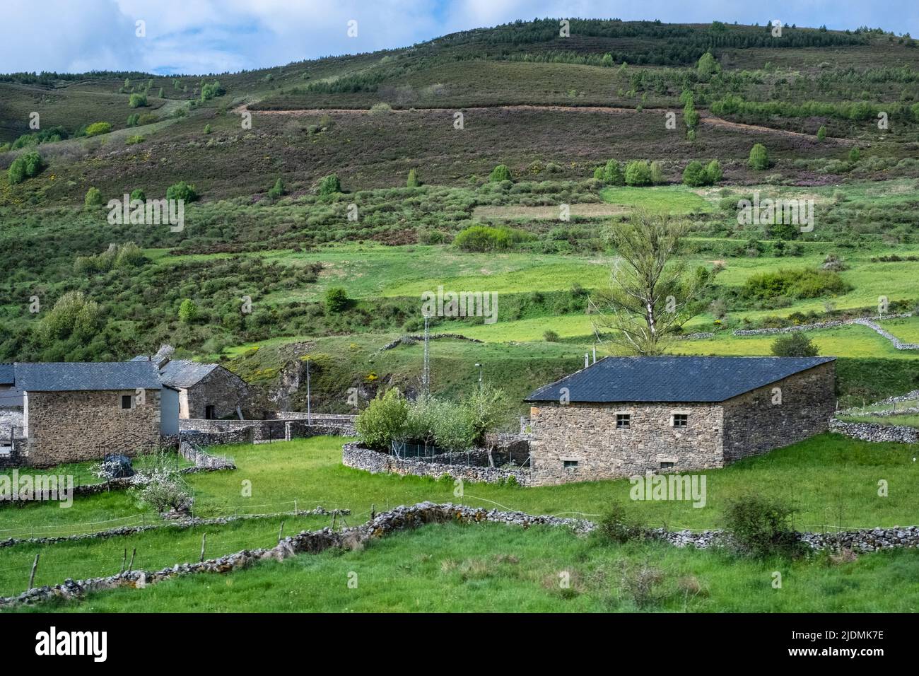 España, Asturias. Casas rurales de piedra cerca del Parque Natural de Somiedo. Foto de stock
